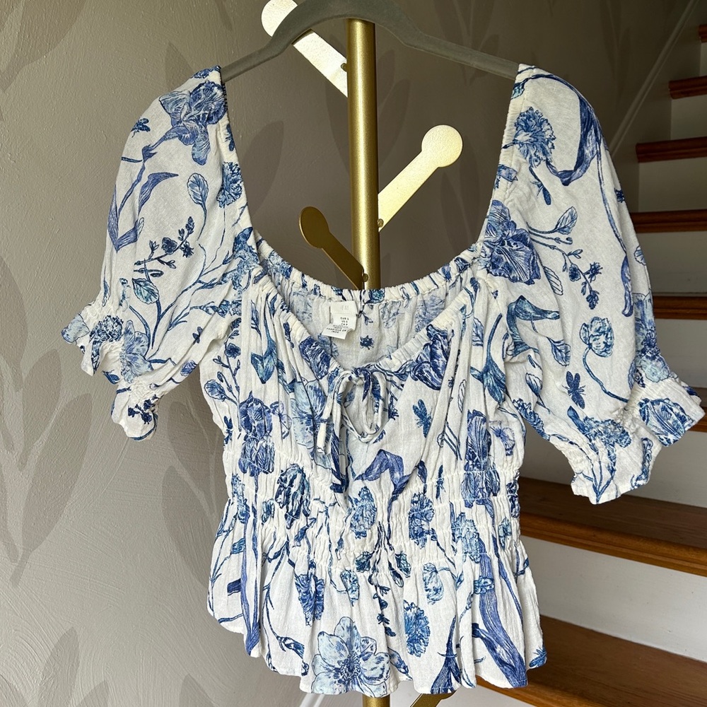 H&M Romantic Blue Floral Summery Top with Blousey Sleeves and Cinched Waist